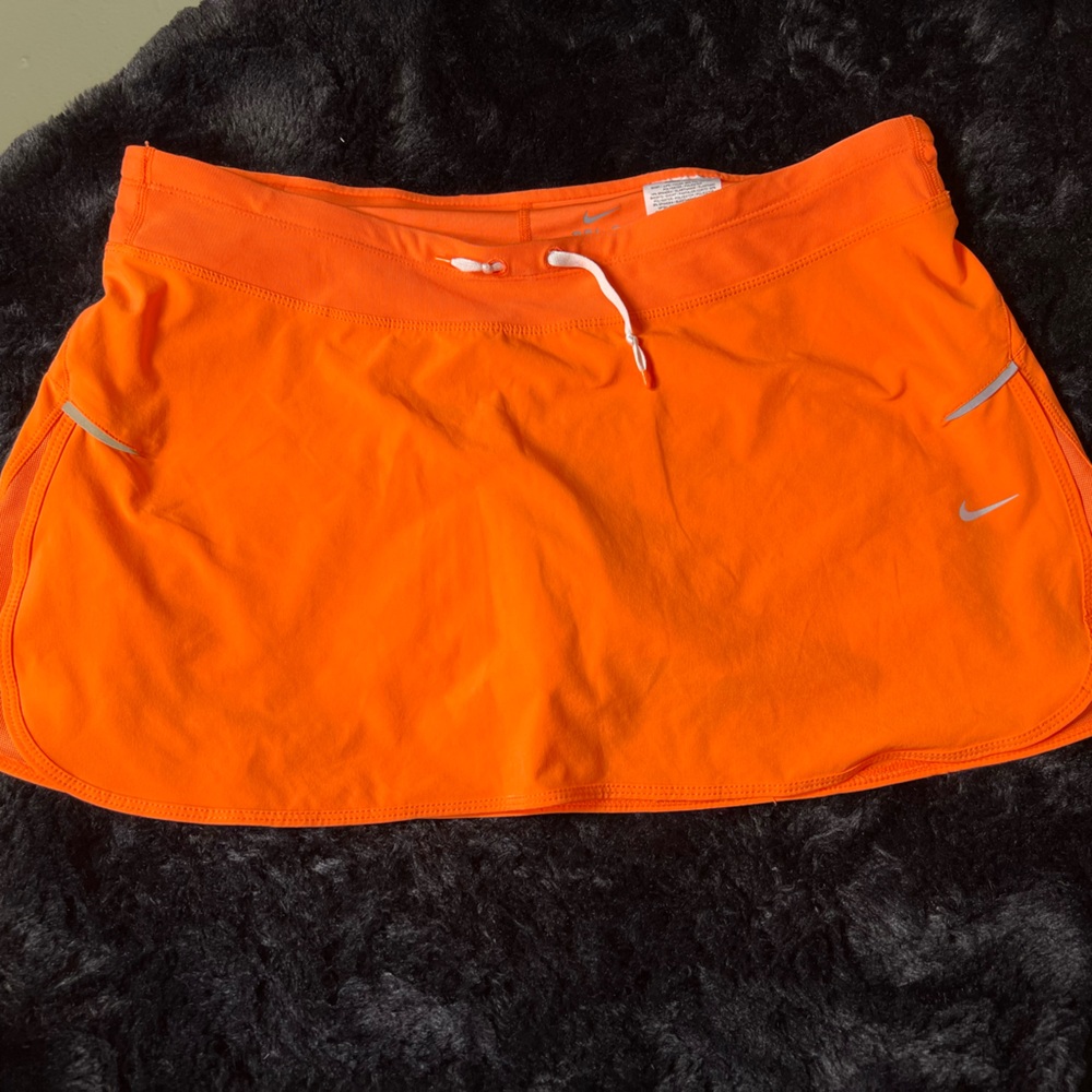 Súper cute Nike skirt underneath shorts